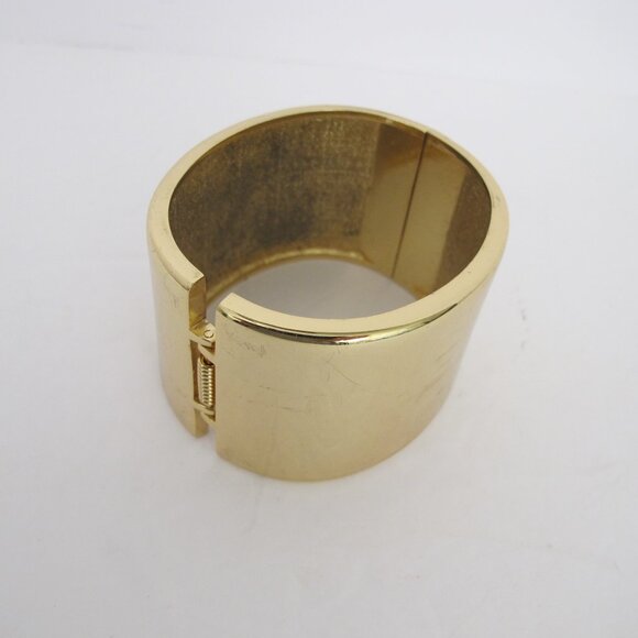 Chico's Goldtone Hinged 1.5" Wide Cuff Bracelet Clamp Magnetic 2 3/8" Open J4 B3 - Picture 1 of 6